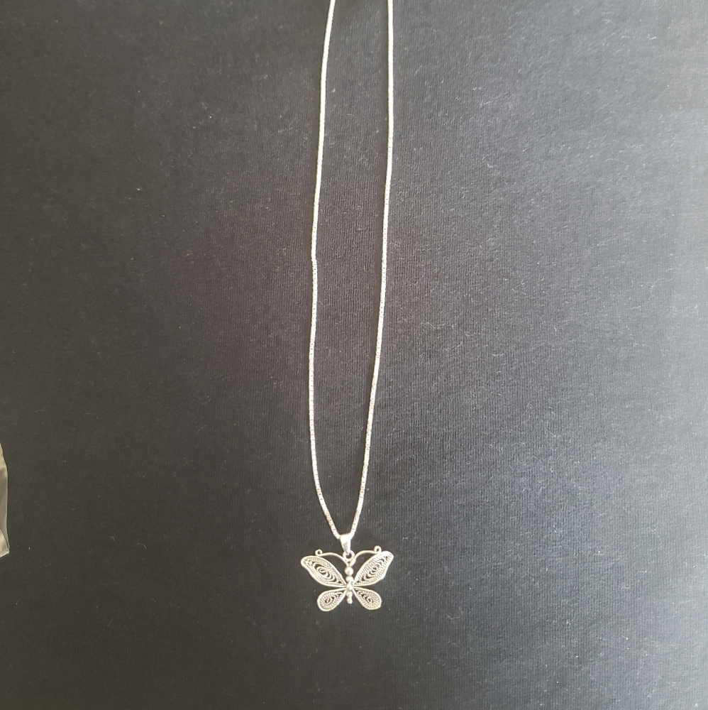 Sterling Silver necklace w/ pendant